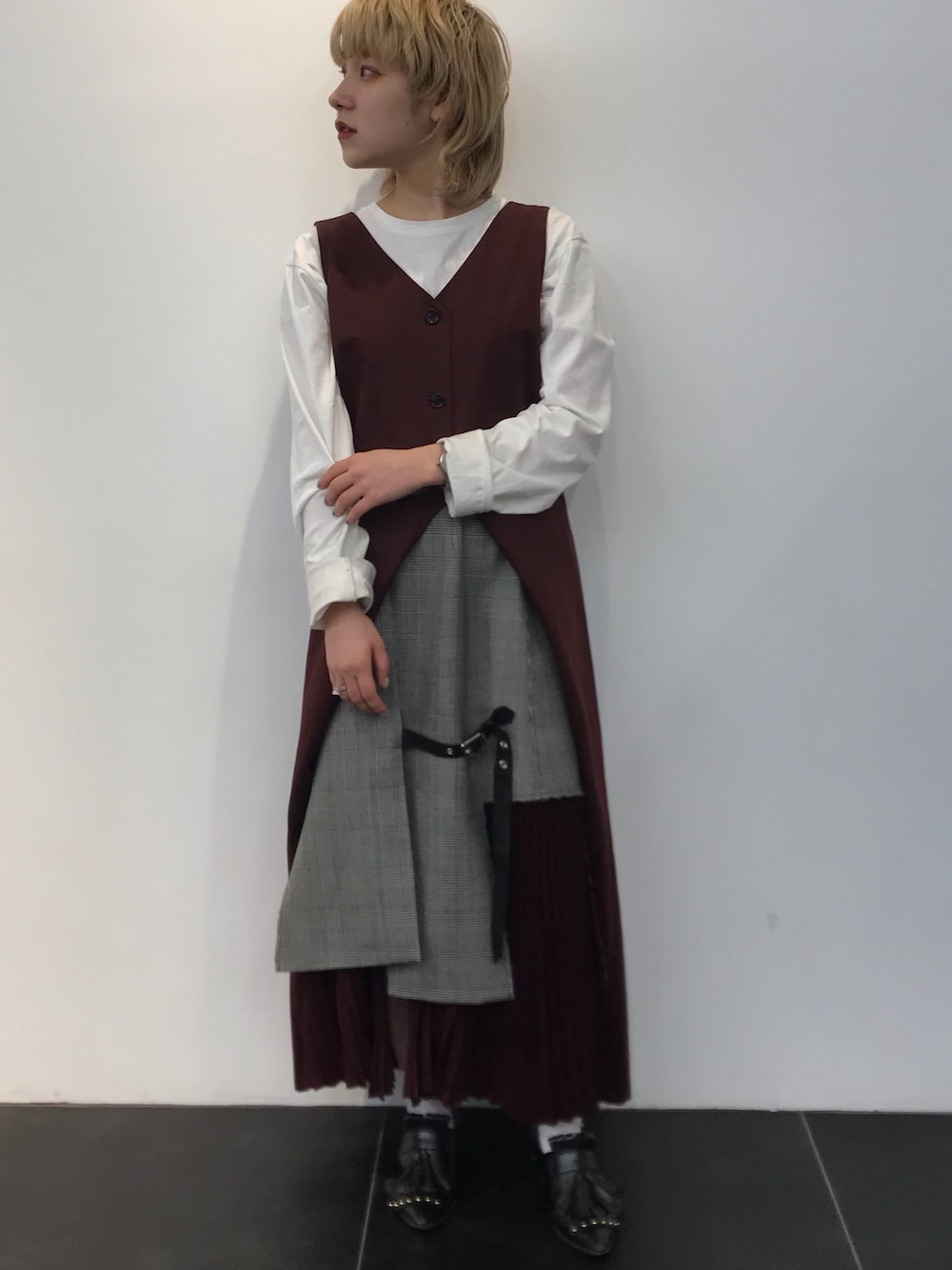 「オシャレパッソ、PASSO、ジャンパースカート、秋コーデ、GU、白ロンT、CHRISTIAN DADA、プリーツスカート、グレンチェック、低身長」｜「GUのアイテム（Tシャツ/カットソー、ホワイト系）」を使った、林﨑咲良さん（レディース・153cm）の秋コーディネートの1枚目の写真