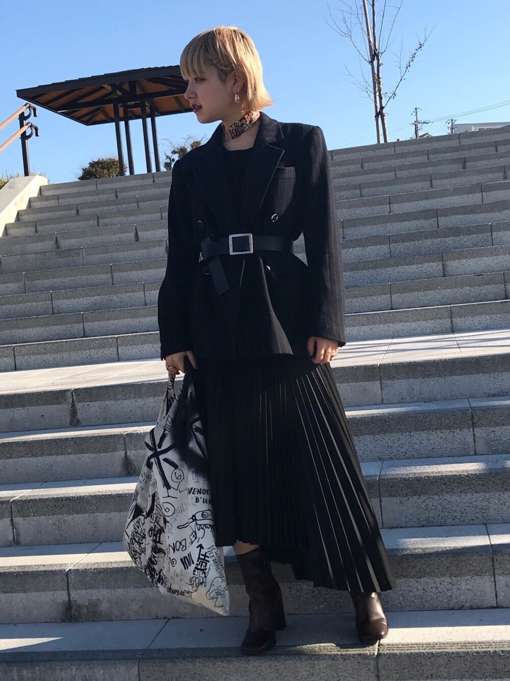 「ブラック、低身長、ジャケットスタイル、プリーツスカート、CLANE、ショートブーツ、ニット」｜「CLANEのASSYMETRY LIGHT PLEATS SKIRT（スカート、ブラック系）」を使った、林﨑咲良さん（レディース・153cm）の秋コーディネートの1枚目の写真