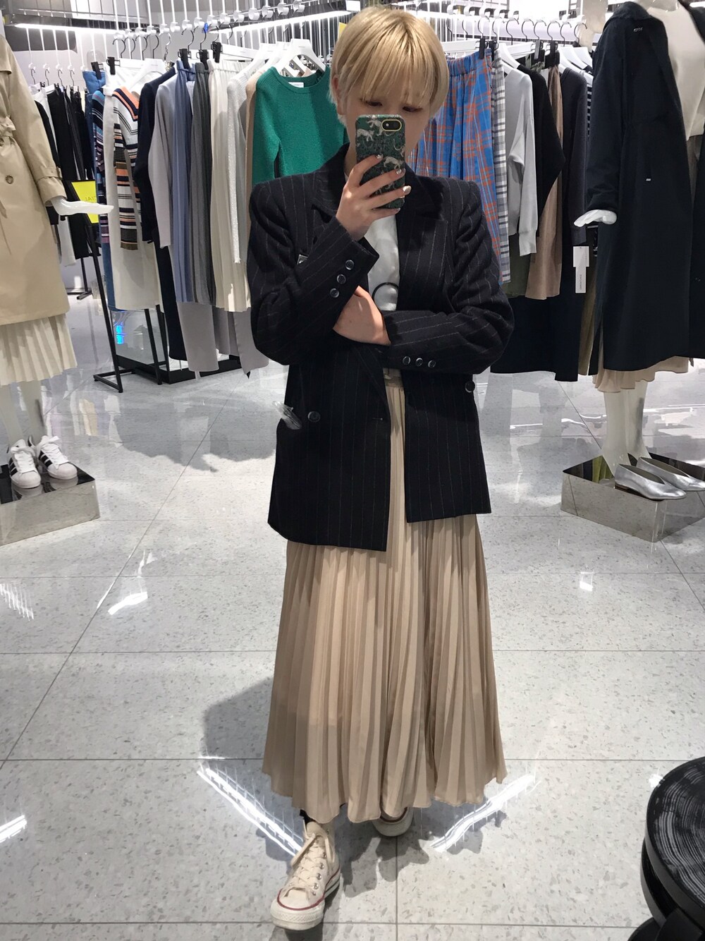 「お気に入りの服でデートに行こう、春コーデ、ジャケットスタイル、プリーツスカート、パステルカラー、きれいめカジュアル、白Tシャツ」｜「SAINT LAURENT PARISのアイテム（ジャケット/アウター、ブルー系）」を使った、林﨑咲良さん（レディース・153cm）の冬コーディネートの1枚目の写真