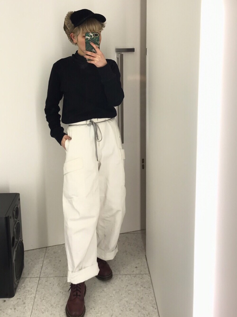「白デニム、ワイドデニム、モノトーンコーデ、メンズライク、ファーキャップ、春コーデ、黒スウェット、Dr.Martens、デニムパンツ、低身長」｜「MUVEIL WORKの【MUVEIL WORK】ボリュームデニムパンツ（デニムパンツ、ホワイト系）」を使った、林﨑咲良さん（レディース・153cm）の冬コーディネートの1枚目の写真