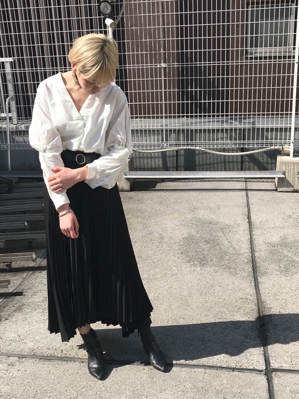 「春コーデ、シンプル、ブラウススタイル、Vネックブラウス、プリーツスカート、モノトーンコーデ、CLANE、低身長、モノトーン、チョーカー」｜「JOINT WORKSのアイテム（シャツ/ブラウス、ホワイト系）」を使った、林﨑咲良さん（レディース・153cm）の冬コーディネートの1枚目の写真