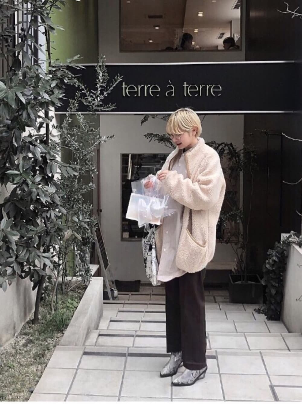 「春、ボアブルゾン、SUNNY SPORTS、ロングシャツ、ブラウンコーデ、ベージュコーデ、ブラウンパンツ、パイソン柄、ビッグシルエット、ゆるコーデ」｜「SUNNY  SPORTSのSUNNY SPORTS / サニースポーツ V-HOODY JACKET LD（その他アウター、ベージュ系）」を使った、林﨑咲良さん（レディース・153cm）の春コーディネートの1枚目の写真