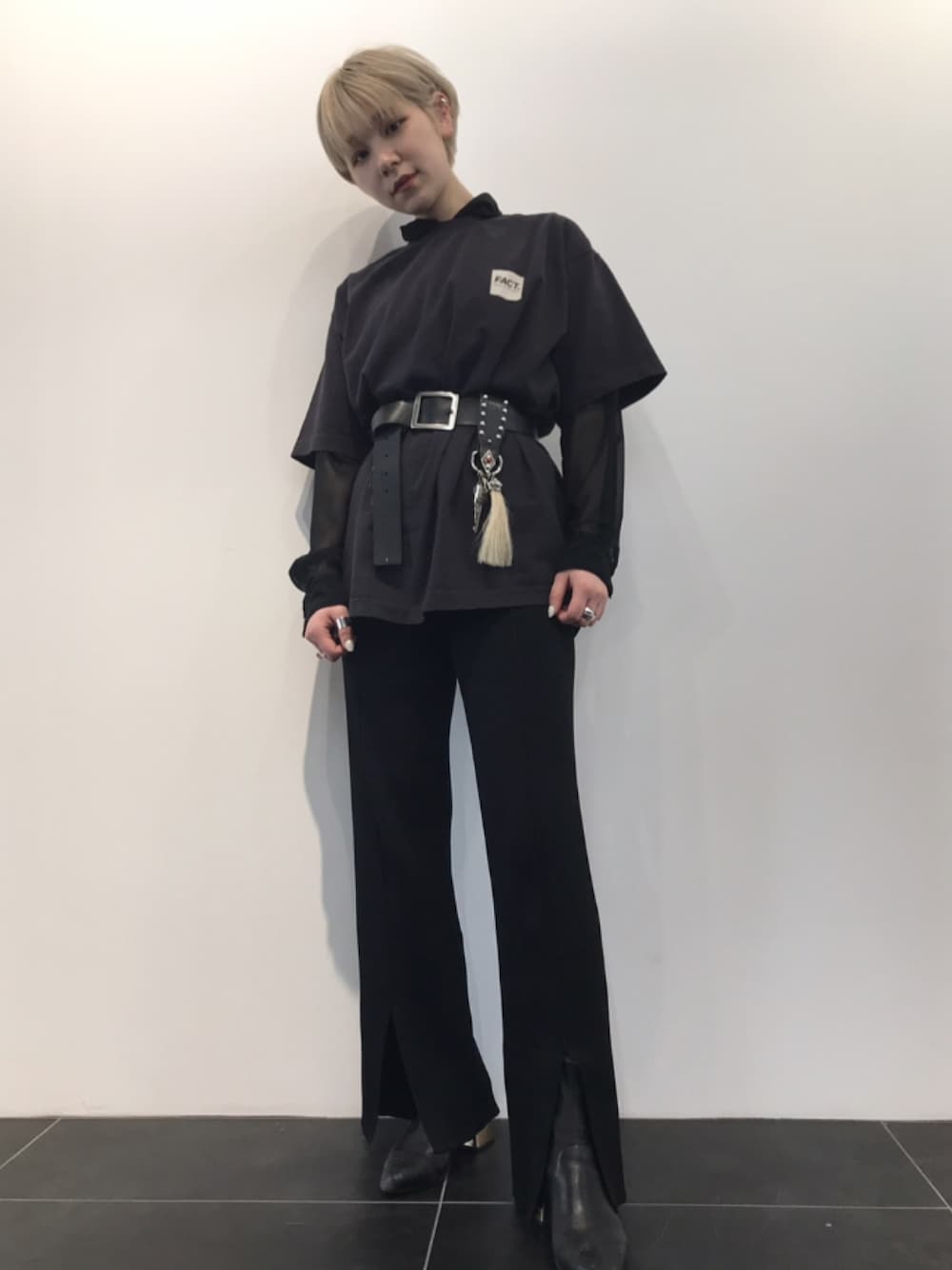 「オールブラック、リブパンツ、ニットパンツ、ウエストマーク、黒Tシャツ、ロゴT、ロング丈カットソー、低身長、シースルーブラウス、メンズサイズ」｜「factのアイテム（Tシャツ/カットソー、ブラック系）」を使った、林﨑咲良さん（レディース・153cm）の春コーディネートの1枚目の写真