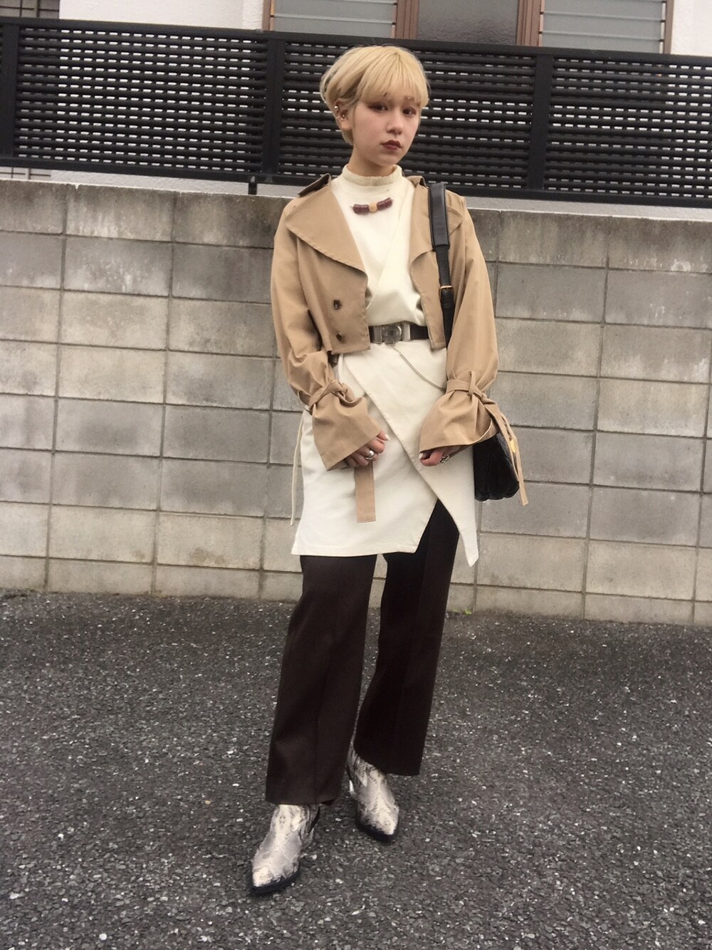 「レイヤードスタイル、ワンピース、ワンピース×パンツ、テーパードパンツ、ブラウンコーデ、トレンチコート、ベージュジャケット、UNITED TOKYO、MAISON KITSUNE、MM6」｜「UNITED TOKYOのマルチウェイチノコート（トレンチコート、ベージュ系）」を使った、林﨑咲良さん（レディース・153cm）の春コーディネートの1枚目の写真