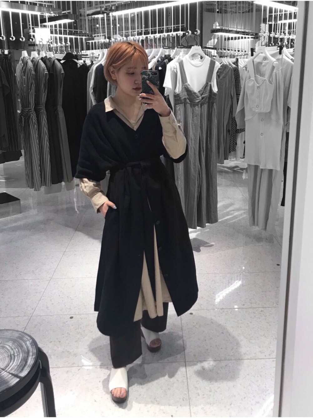 「レイヤートスタイル、ワンピース×ワンピース、ワンピース、厚底サンダル、ガウンワンピース、低身長、MM6、着回しコーデ」｜「JOINT WORKSのアイテム（ワンピース/ドレス、ブラック系）」を使った、林﨑咲良さん（レディース・153cm）の春コーディネートの1枚目の写真