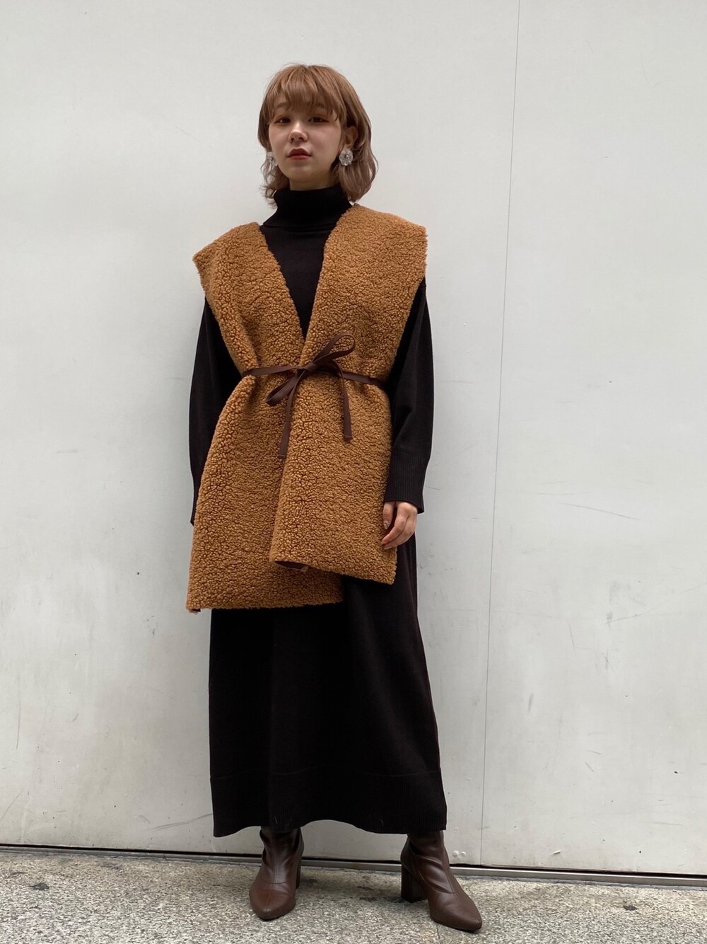 「秋のコーデ、EARIH、レイヤードスタイル、ボアコート、ボアベスト、ワンピース、ニットワンピース、低身長、ワンピース×ブーツ、ブラウンコーデ」｜「EARIHのアイテム（ベスト、ブラウン系）」を使った、林﨑咲良さん（レディース・153cm）の秋コーディネートの1枚目の写真