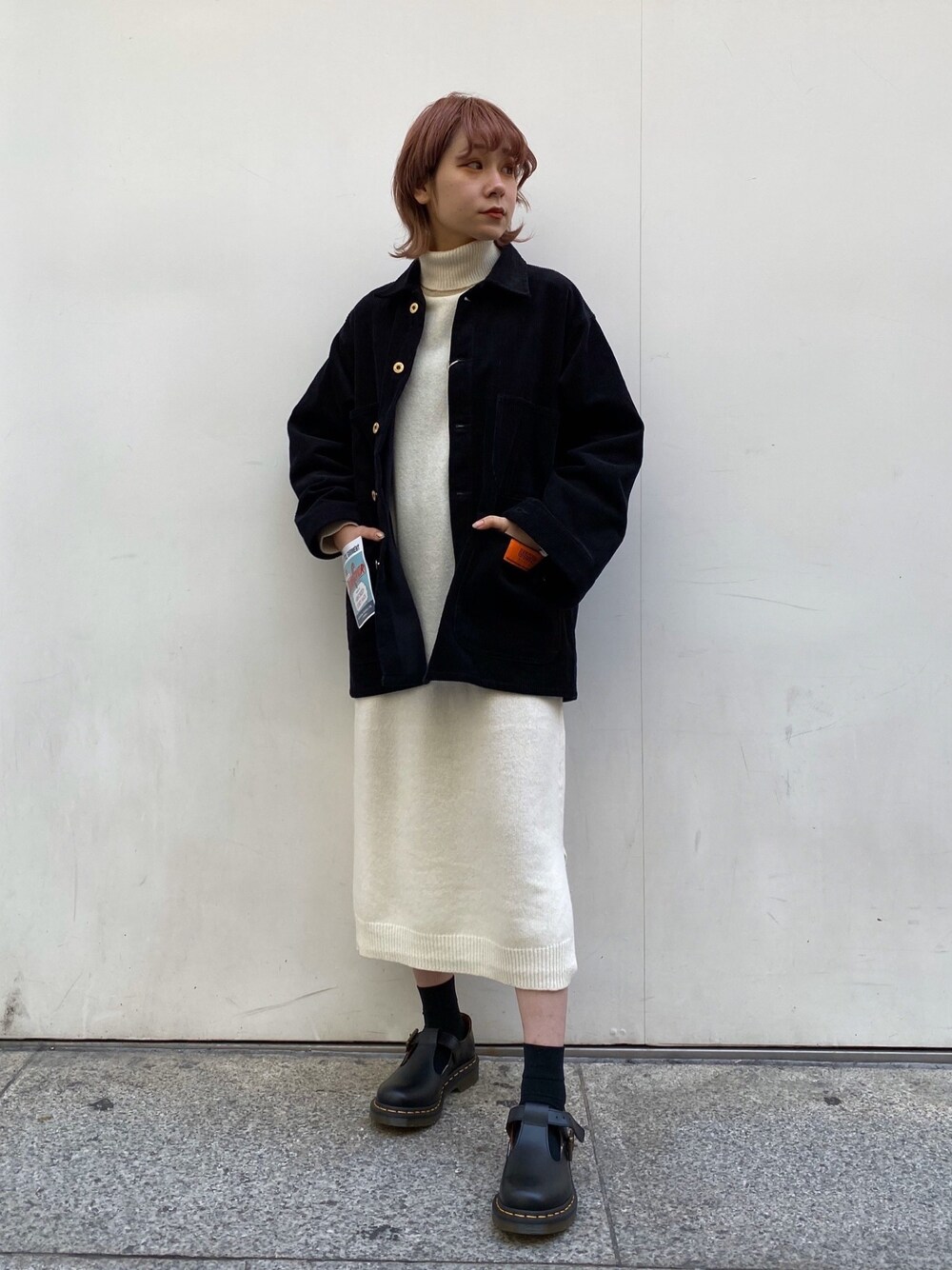 「universaloverall、やっぱりストリートが好き、ニットワンピース、白ワンピース、モノトーン、Dr.Martens、低身長コーデ、カバーオール、カジュアルコーデ」｜「UNIVERSAL OVERALLのアイテム（ジャケット/アウター、ブラック系）」を使った、林﨑咲良さん（レディース・153cm）の秋コーディネートの1枚目の写真