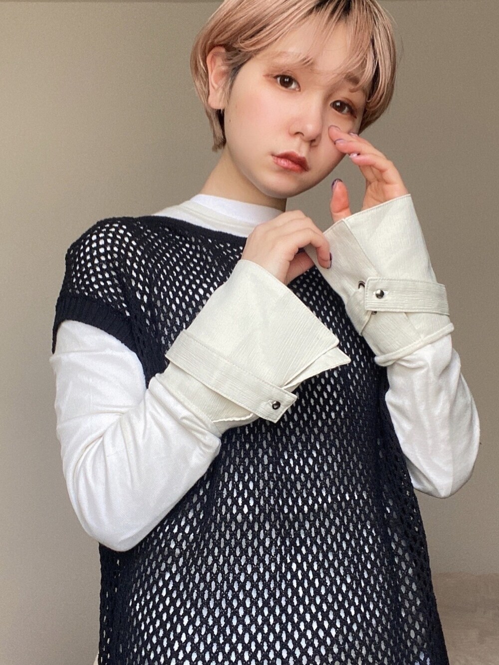 「ショートヘア、部屋撮り、カジュアルコーデ、メッシュワンピース、レイヤードスタイル、シースルートップス、モノトーンコーデ、低身長コーデ、おうちファッション」｜「RELDIのアイテム（トップス、ホワイト系）」を使った、林﨑咲良さん（レディース・153cm）の春コーディネートの1枚目の写真