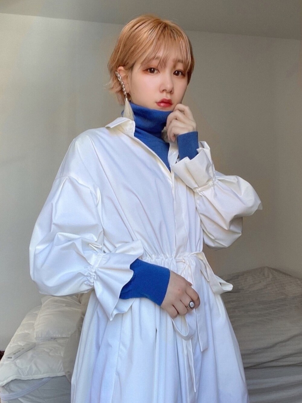 「春コーデ、ワンピース、白×青、レイヤードスタイル、タートルネック、ホワイトワンピース、低身長、部屋撮り、ショートヘア、おうちファッション」｜「UNIQLOのアイテム（ニット/セーター、ブルー系）」を使った、林﨑咲良さん（レディース・153cm）の春コーディネートの1枚目の写真