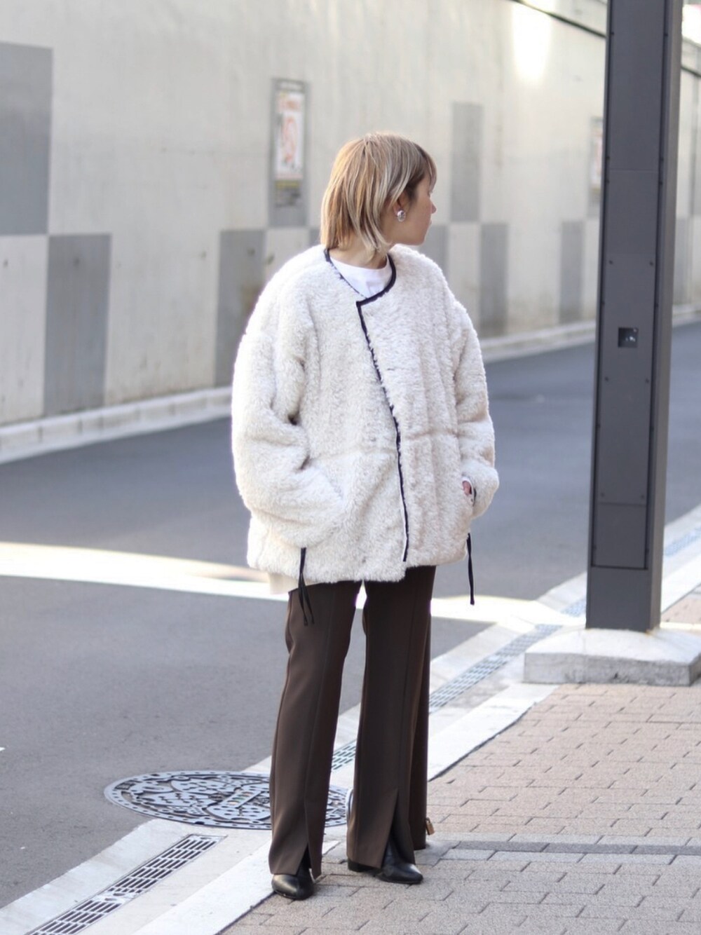 「私の推しブランド、ボアジャケット、ブラウンコーデ、ブラウンパンツ、パンツスタイル、冬コーデ、スリットパンツ、ショートブーツ」｜「JOINT WORKSのJ-ボアブルゾン2（ブルゾン、ホワイト系）」を使った、林﨑咲良さん（レディース・153cm）の冬コーディネートの1枚目の写真