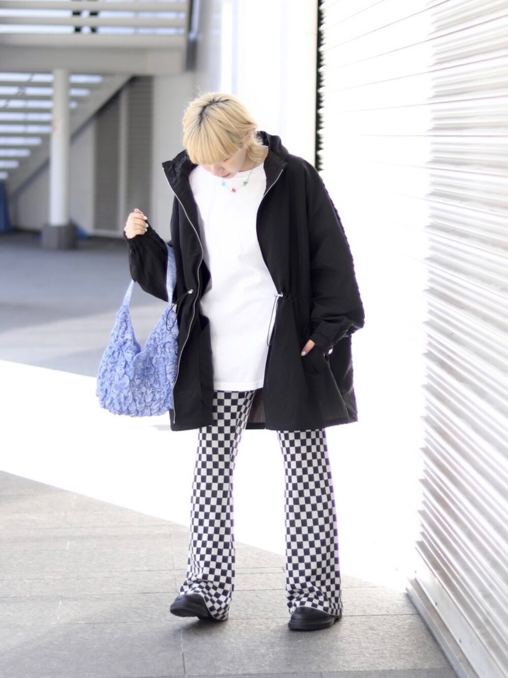 「春コーデ、大人カジュアル、モノトーン、ゆるコーデ、Dr.Martens、モノトーンコーデ、ブロックチェック、casselini、ブルゾン」｜「SUNNY  SPORTSの【SUNNY SPORTS/サニースポーツ】YALE students フォトロングスリーブＴシャツe（Tシャツ/カットソー、ホワイト系）」を使った、林﨑咲良さん（レディース・153cm）の春コーディネートの1枚目の写真