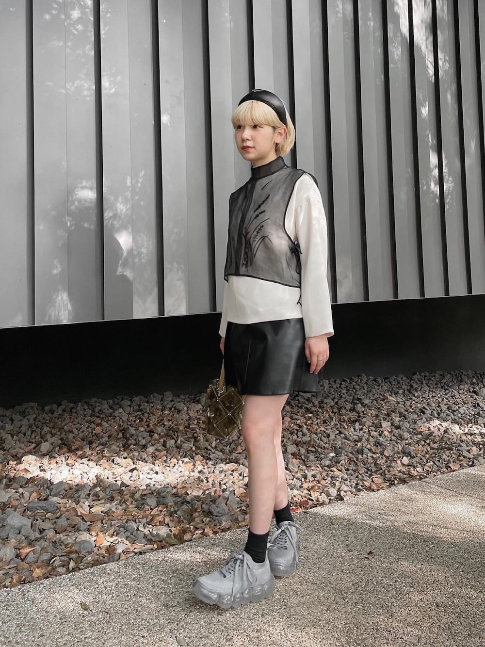 「スニーカー、モード、モノトーン、シースルー、ベスト、カチューシャ、ミニスカート、レザースカート、スニーカーコーデ、PRADA」｜「Steven Alanのアイテム（トップス、ホワイト系）」を使った、林﨑咲良さん（レディース・153cm）の春コーディネートの1枚目の写真