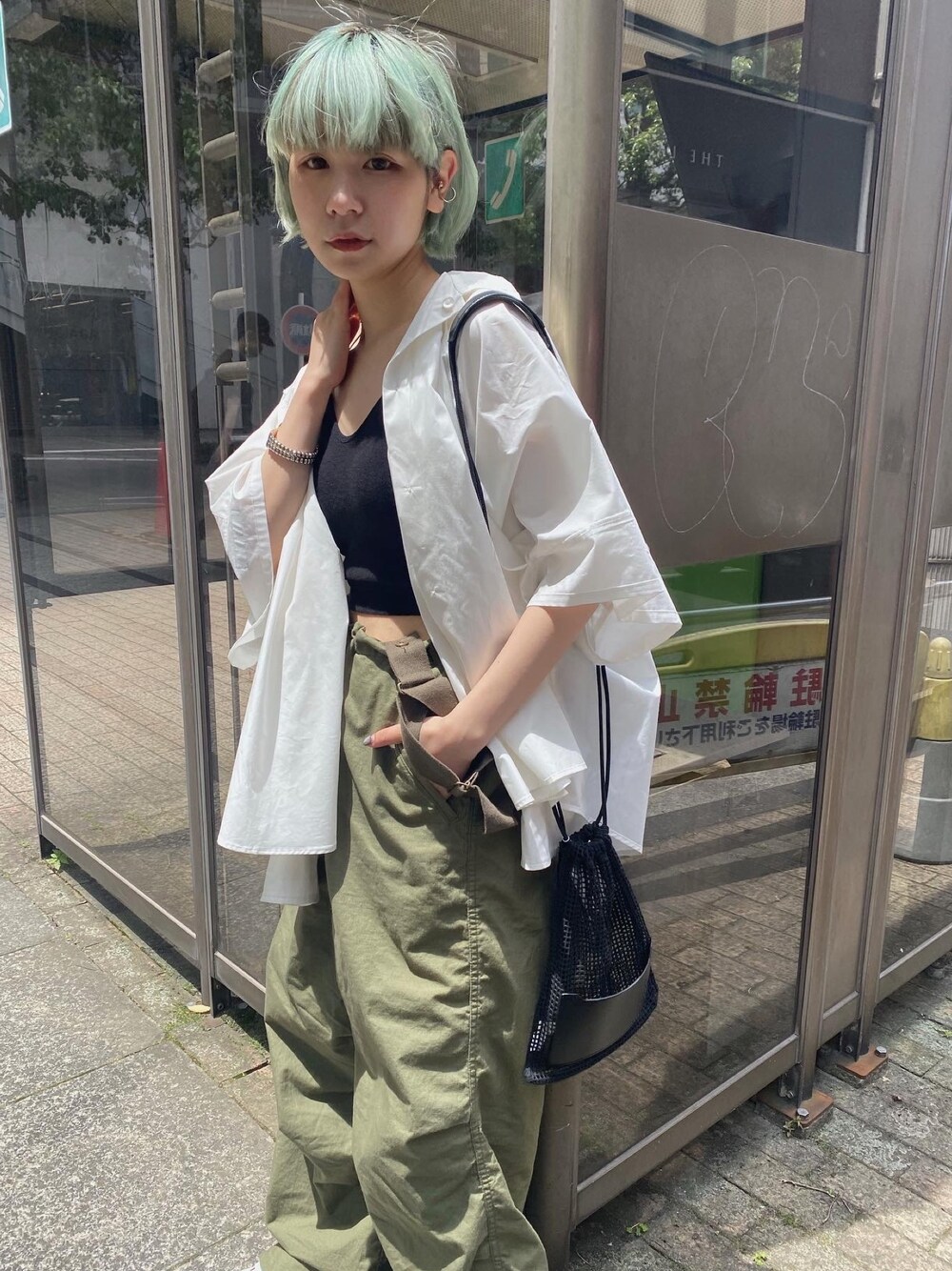 「これが私をアゲる服、シャツスタイル、カーゴパンツ、カジュアル、メンズアイテム、グルカサンダル、ホワイト、ミリタリー、夏コーデ」｜「SYU.HOMME/FEMMの【SYU / シュウ】DOUBLE SLEEVE SHIRTS（シャツ/ブラウス、ホワイト系）」を使った、林﨑咲良さん（レディース・153cm）の春コーディネートの1枚目の写真