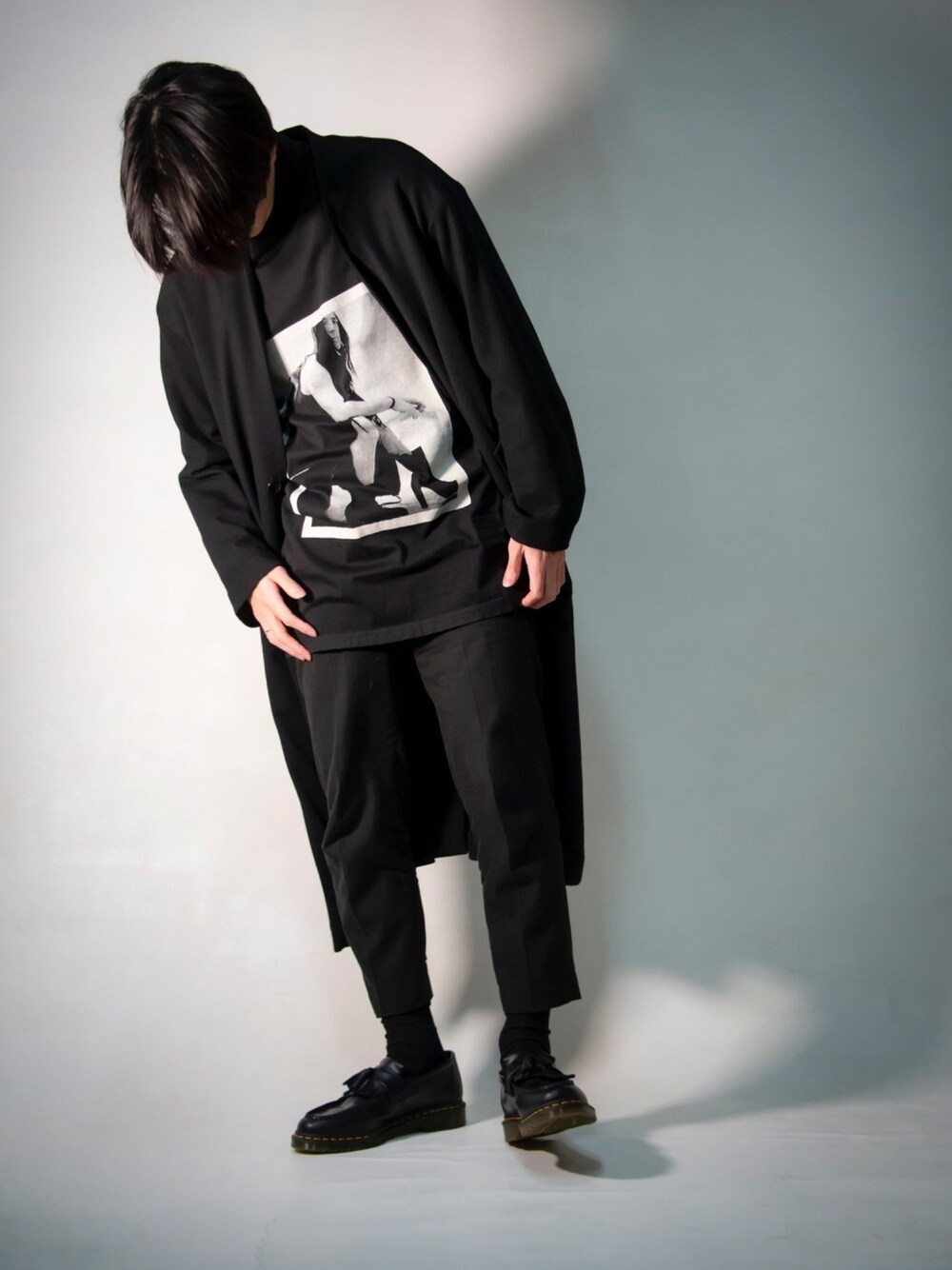 「ブラック、ブラックコーデ、キレイめ、冬コーデ、おしゃれさんと繋がりたい、スラックス、ロングコート、黒、ローファー」｜「DRKSHDW by RICK OWENSのアイテム（Tシャツ/カットソー、ブラック系）」を使った、Mas@さん（メンズ・178cm）の冬コーディネートの1枚目の写真