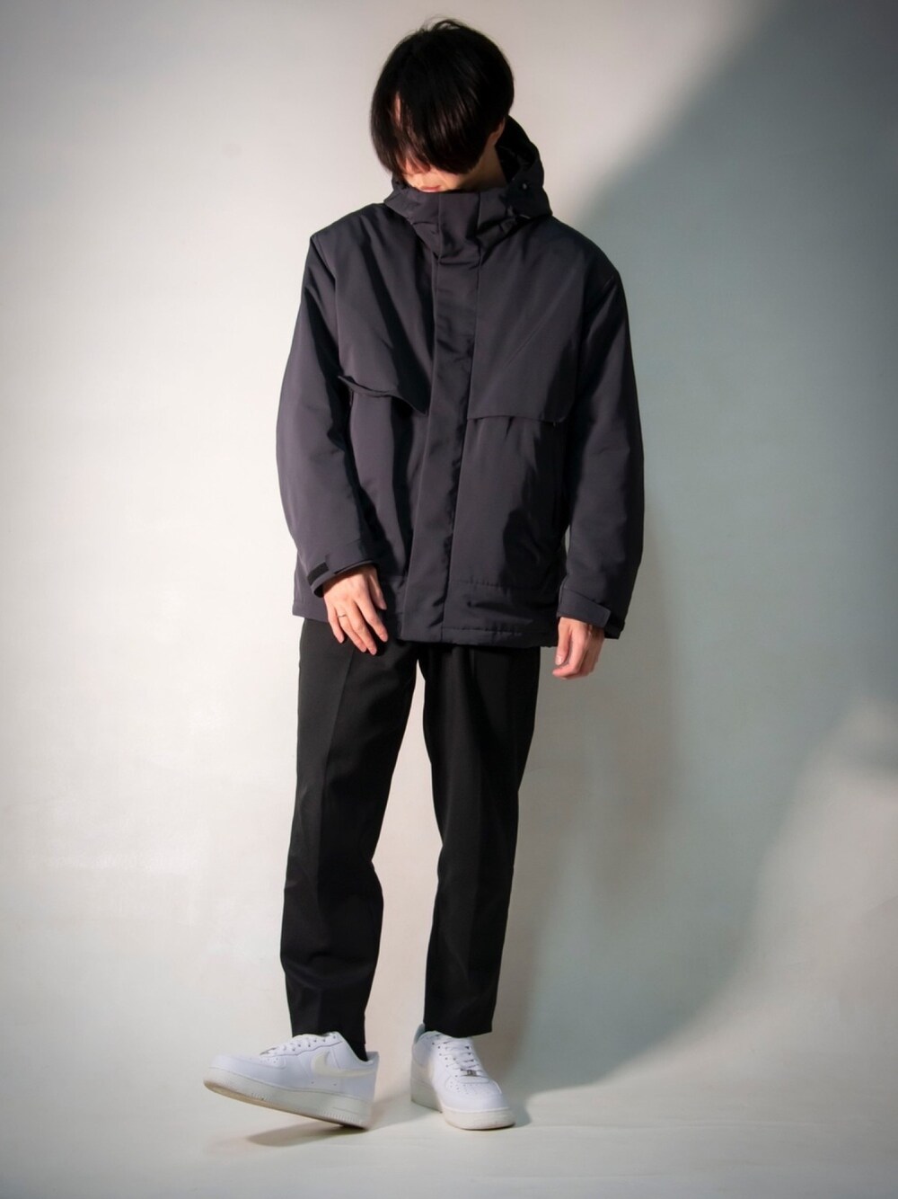 「スニーカー、おしゃれさんと繋がりたい、UNIQLO、+J、スラックス、ブラック、黒コーデ、ホワイトスニーカー、ストリートMIX」｜「UNIQLOのアイテム（その他アウター、ブラック系）」を使った、Mas@さん（メンズ・178cm）の冬コーディネートの1枚目の写真