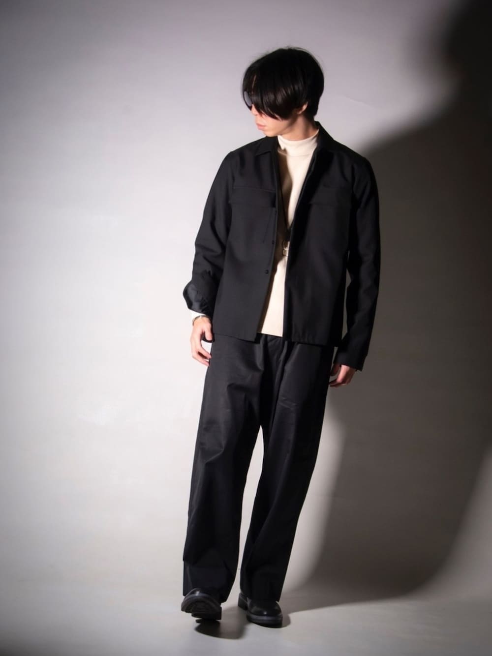 「シンプル、黒、キレイめ、UNIQLO、ブラック、ナチュラル、春コーデ、春アウター、ワイドパンツ、ファッションの力を信じよう」｜「JIL SANDERのアイテム（その他アウター、ブラック系）」を使った、Mas@さん（メンズ・178cm）の春コーディネートの1枚目の写真