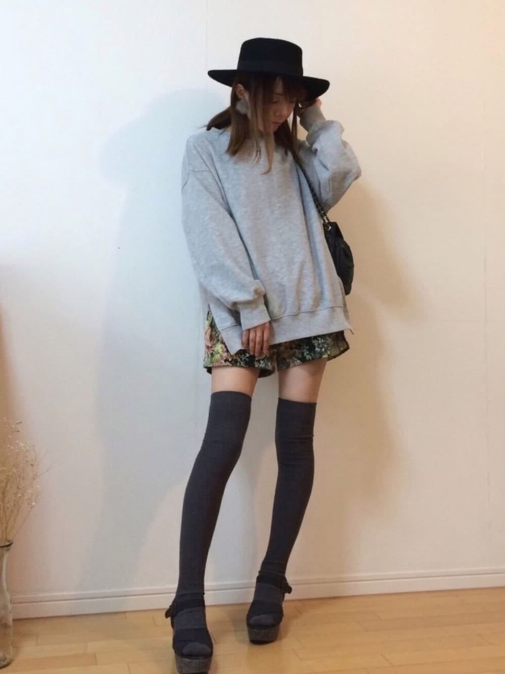 「ハット、スウェット、スリット、ゴブラン、ニーハイソックス、ソックス×サンダル、チェーンバッグ、ファーピアス、ゴールドアクセ、デニデニフェス告知」｜「GUのアイテム（ハット、ブラック系）」を使った、mikaさん（レディース・155cm）の秋コーディネートの1枚目の写真