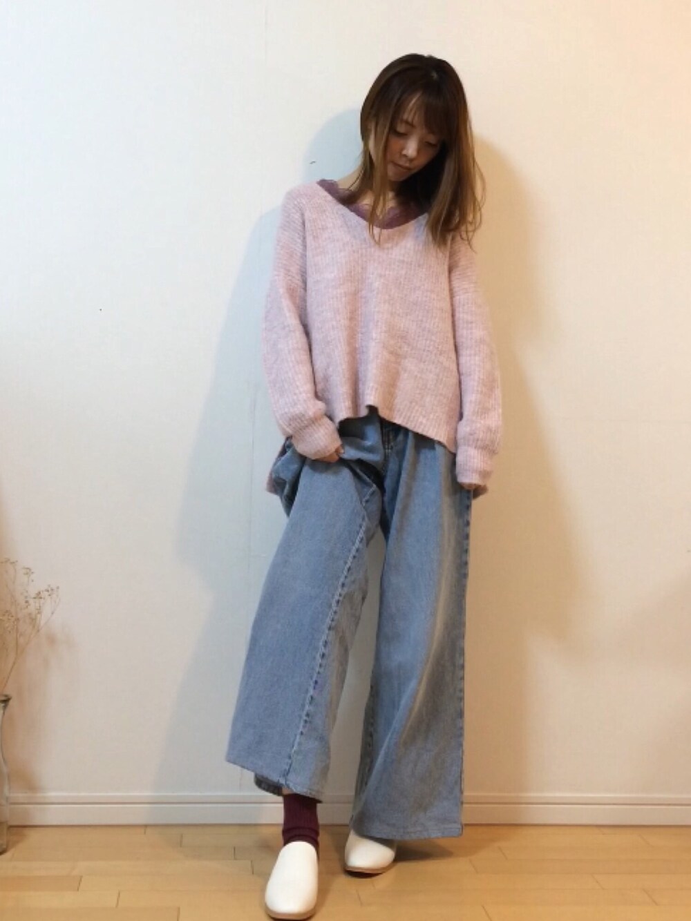 「ピンクニット、レーストップス、ワイドデニム、ラメソックス、スリッポン、ポンポン帽子、グラデーション、ゆるゆる、アウターフェス2017告知」｜「RETRO GIRLのアイテム（Tシャツ/カットソー、パープル系）」を使った、mikaさん（レディース・155cm）の冬コーディネートの1枚目の写真