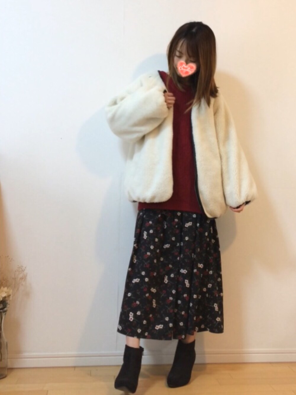 「忘年会フェス、ボアジャケット、リバーシブル、赤ニット、ざっくりニット、メンズサイズ、古着MIX、花柄ワンピース、パールアクセ、ゆるコーデ」｜「リバーシブルブルゾンのアイテム（ブルゾン、ホワイト系）」を使った、mikaさん（レディース・155cm）の冬コーディネートの1枚目の写真