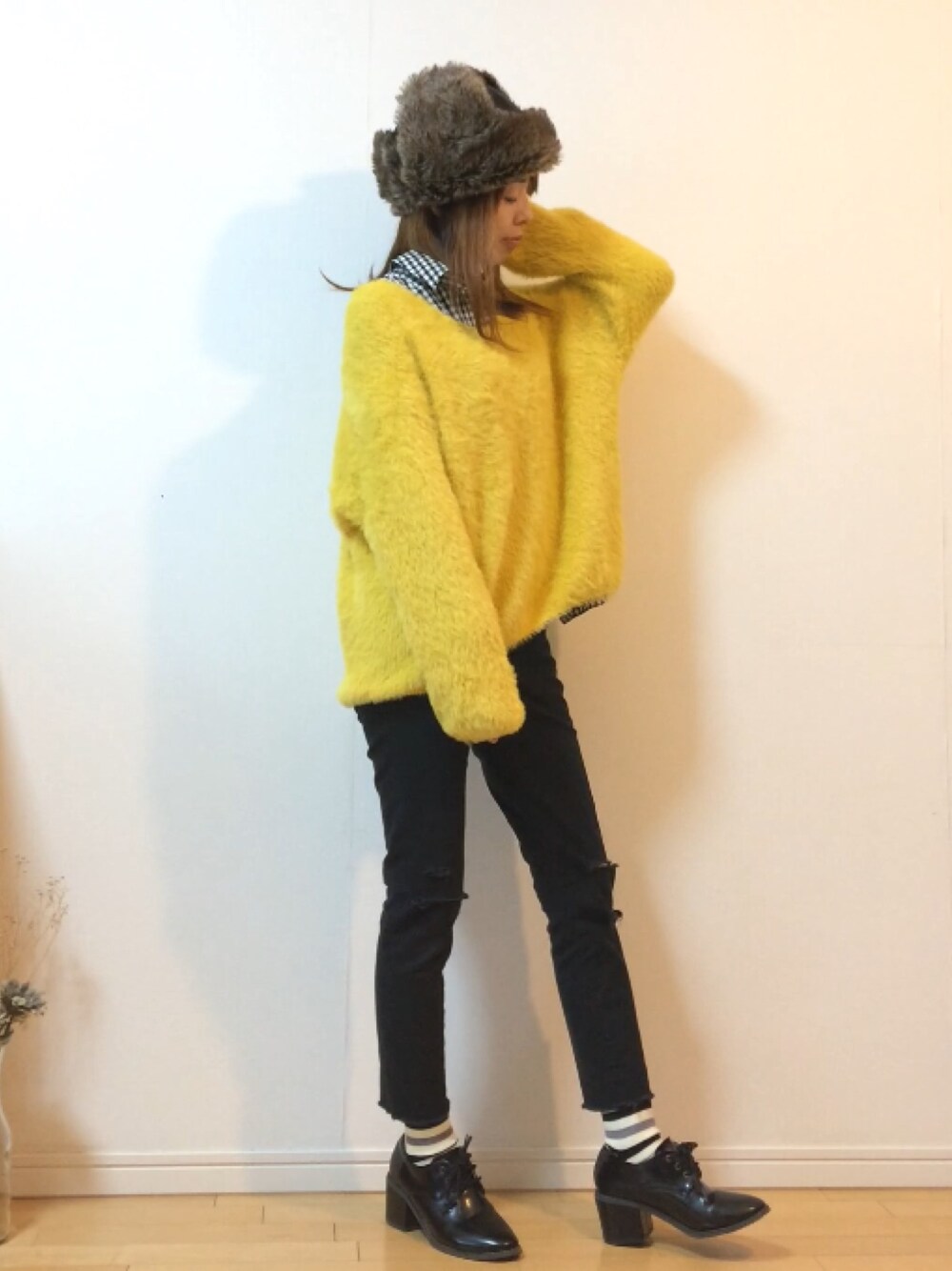 「フライトキャップ、イエロー、シャギーニット、Vネックニット、ギンガムチェック、チェックシャツ、黒スキニー、ボーダーソックス、ドレスシューズ、メンズライク」｜「GUの昨シーズンの。（ニット/セーター、イエロー系）」を使った、mikaさん（レディース・155cm）の冬コーディネートの1枚目の写真