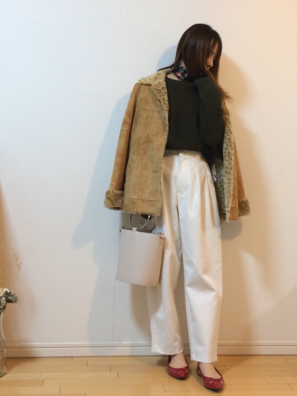 「スカーフ、花柄、ムートンコート、メンズアイテム、白パンツ、赤い靴、バケツバッグ、レトロ、パジャマ、神フェス12巻物祭」｜「旦那さんのカーキ色ニットのアイテム（ニット/セーター、グリーン系）」を使った、mikaさん（レディース・155cm）の冬コーディネートの1枚目の写真