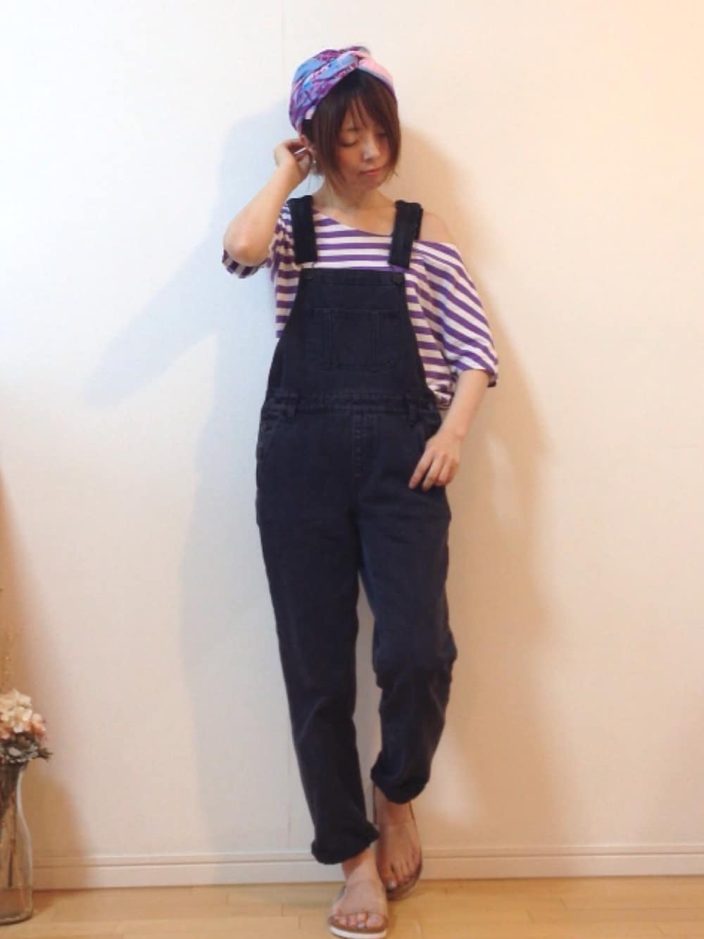 その他のサンダル、ブルー系のピアス（両耳用）、ホワイト系の福袋/福箱を着用したレディースの夏コーディネートの1枚目の写真