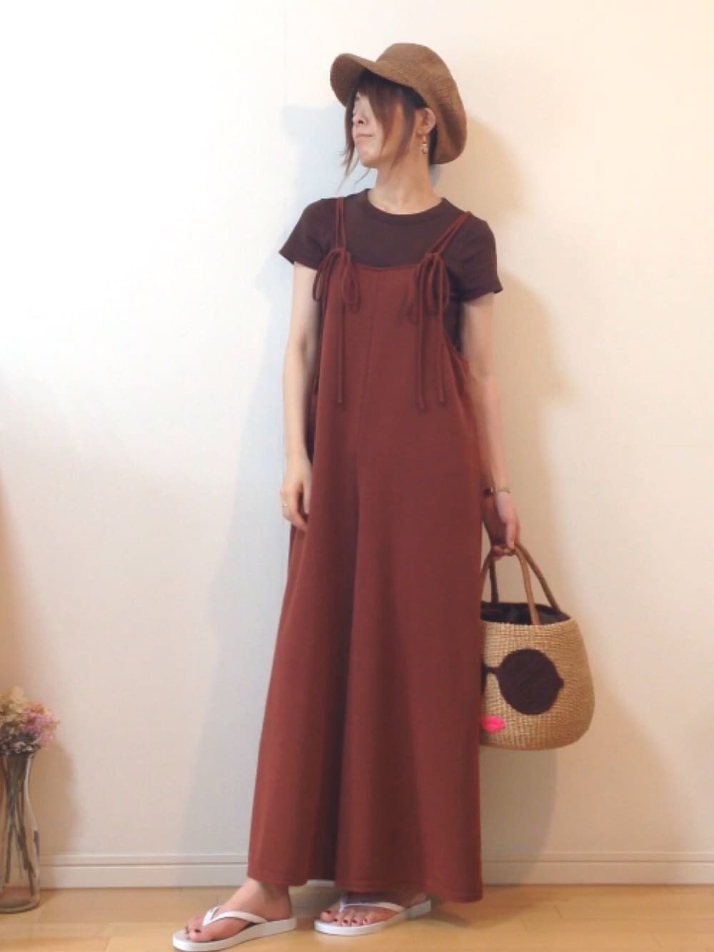 「サロペット、ワントーンコーデ、ブラウンコーデ、ブラウン、UNIQLO、かごバッグ、ビーチサンダル、オトナカジュアル、夏セールで買いました、花火大会」｜「茶系サロペのno brand（サロペット/オーバーオール、ブラウン系）」を使った、mikaさん（レディース・155cm）の夏コーディネートの1枚目の写真