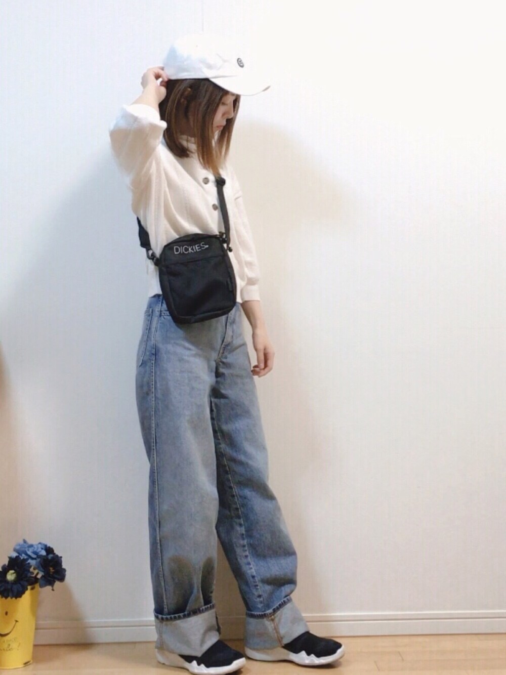 「カーディガン、Vネック、レーストップス、ワイドデニム、ハイウエストストレートジーンズ、ロールアップ、ミニバッグ、キャップ女子、スポーツミックス、髪切りました！」｜「Honeysの透かし編みカーデ（カーディガン/ボレロ、ホワイト系）」を使った、mikaさん（レディース・155cm）の春コーディネートの1枚目の写真