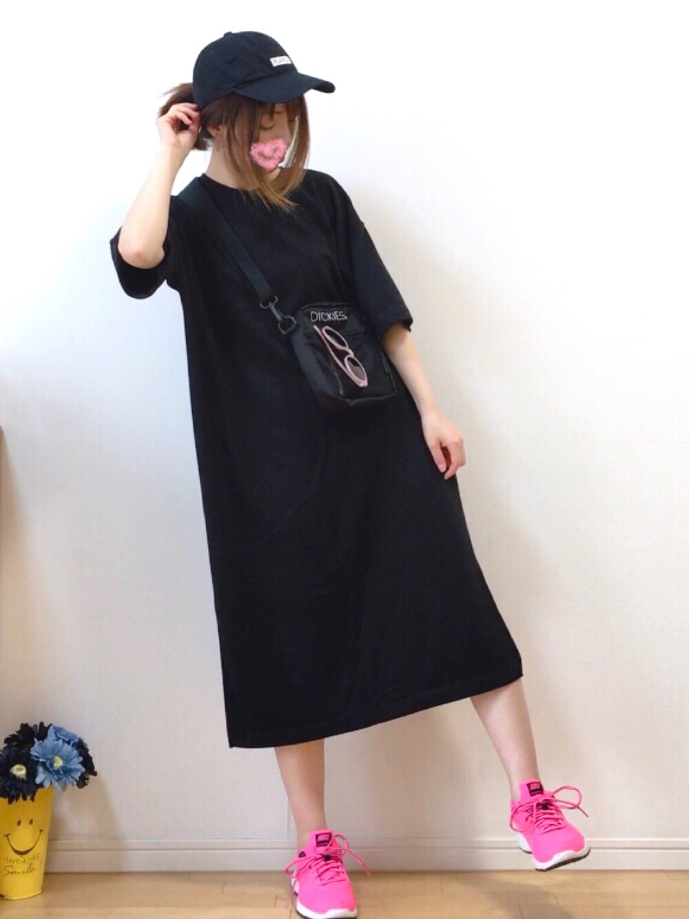 「HARUSAKU CC、HARUSAKU、靴下、ワンピース、Tシャツワンピ、黒×ピンク、差し色、スポーツミックス、PR、土曜は運動会🏃‍♂️🍱暑くなりそう💦」｜「GUのスリットTワンピ。大きめのMサイズ着用。（ワンピース、ブラック系）」を使った、mikaさん（レディース・155cm）の春コーディネートの1枚目の写真