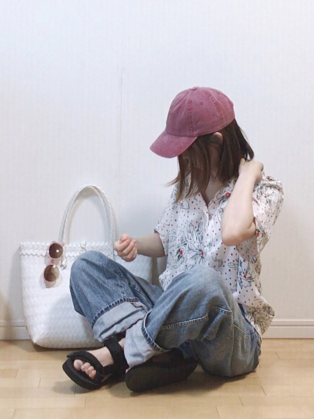 ホワイト系のシャツ/ブラウス、ブルー系のデニムパンツ、ホワイト系のトートバッグを着用したレディースの夏コーディネートの1枚目の写真