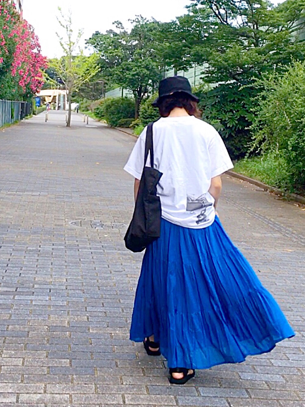 「THE MORNING AFTER(THE MORNING AFTER)、NANEA、ティアードスカート、ロングスカート、ブルー、ポルカドット、バケットハット、アロハ柄、PR」｜「GOOD SPEEDの(GOOD SPEED) ROBERTA BAYLEYフォトプリントTシャツ（Tシャツ/カットソー、ホワイト系）」を使った、mikaさん（レディース・155cm）の夏コーディネートの1枚目の写真
