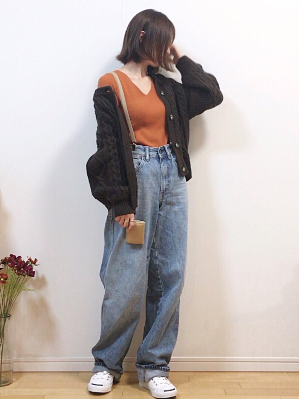 「PR、NEIMAN MALLAR、NEIMAN BY、Vネック、リブニット、BISOU、財布、ケーブルニット、ケーブルコクーンカーディガン、サスペンダー」｜「COMMON WAREのNEIMAN BY Vネック フィット ライト ニット （ニット/セーター、ブラウン系）」を使った、mikaさん（レディース・155cm）の秋コーディネートの1枚目の写真