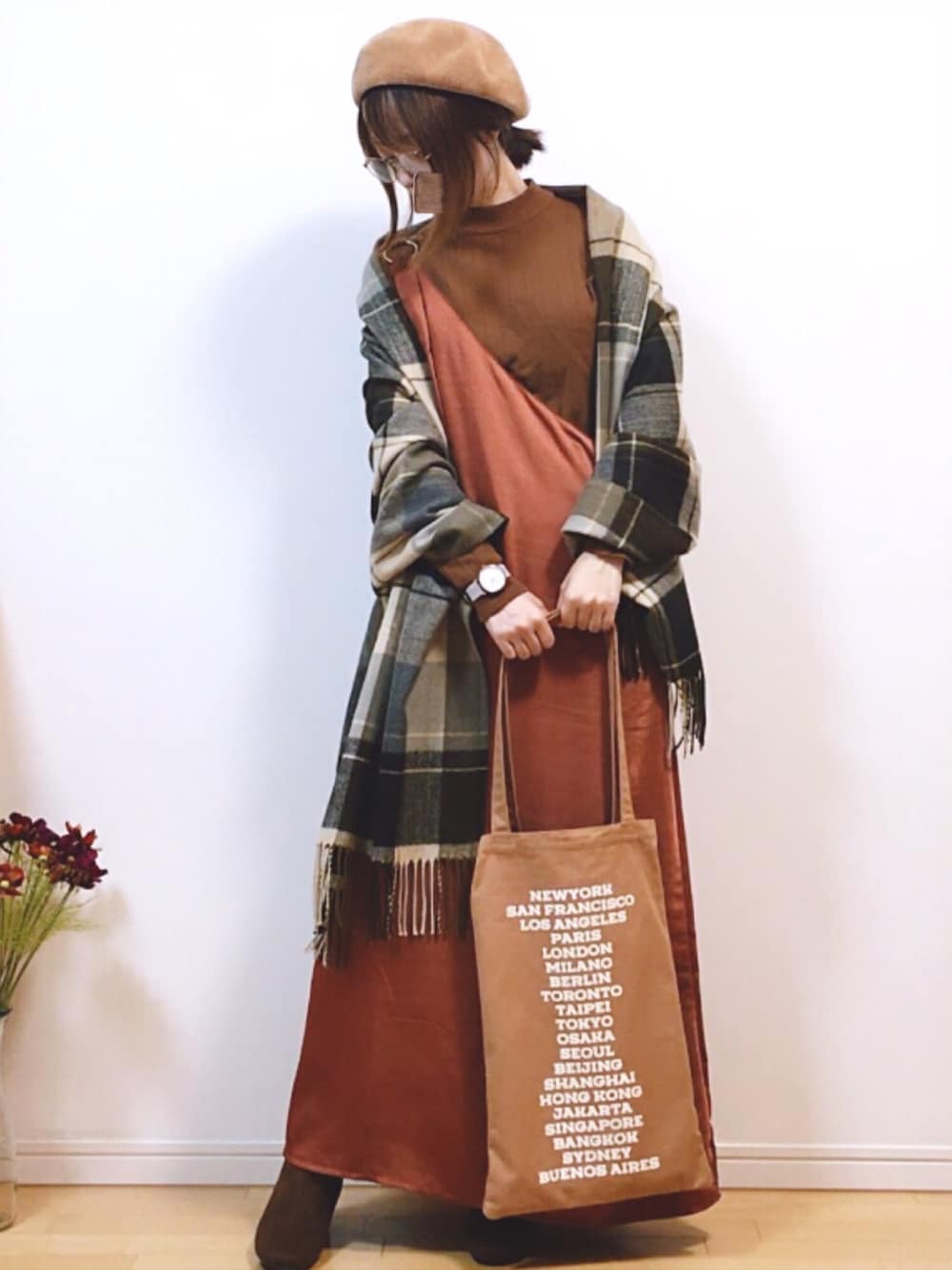 「PR、auntmarie's 、アントマリーズ、サテン、QUEENHEAD、チェックストール、KERBHOLZ、腕時計、ブラウンコーデ、ワントーンコーデ」｜「Aunt Marie'sのAUNT MARIE'S サテンワンショルワンピース（ワンピース、ブラウン系）」を使った、mikaさん（レディース・155cm）の秋コーディネートの1枚目の写真