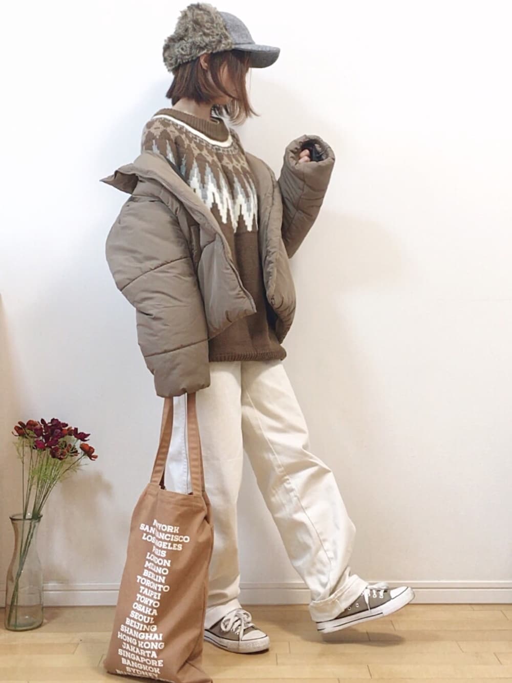 「PR、Chaco closet、チャコクローゼット、ダウンジャケット、polcadot、フライトキャップ、ファー帽子、ノルディック柄、カーブパンツ、やっぱりストリートが好き」｜「Chaco closetのカラーエコダウンジャケット（ダウンジャケット/コート、ベージュ系）」を使った、mikaさん（レディース・155cm）の秋コーディネートの1枚目の写真