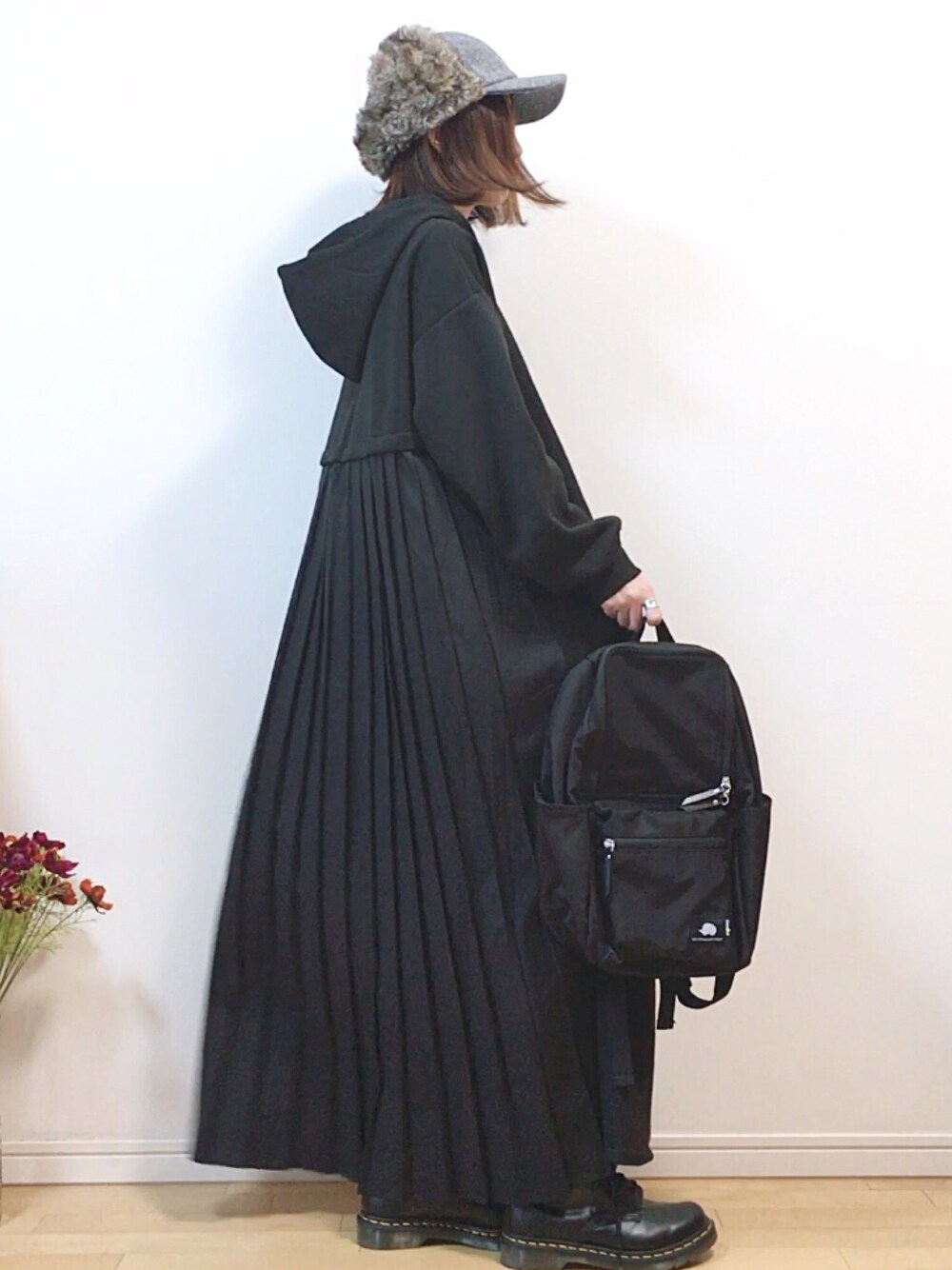 「PR、auntmarie's 、マキシ丈ワンピース、パーカーワンピース、themorningafter2015、scandinavianforest、リュック、polcadot、フライトキャップ、オールブラック」｜「Aunt Marie'sのAUNT MARIE'S 裏起毛バックプリーツフーディーワンピース（ワンピース、ブラック系）」を使った、mikaさん（レディース・155cm）の秋コーディネートの1枚目の写真