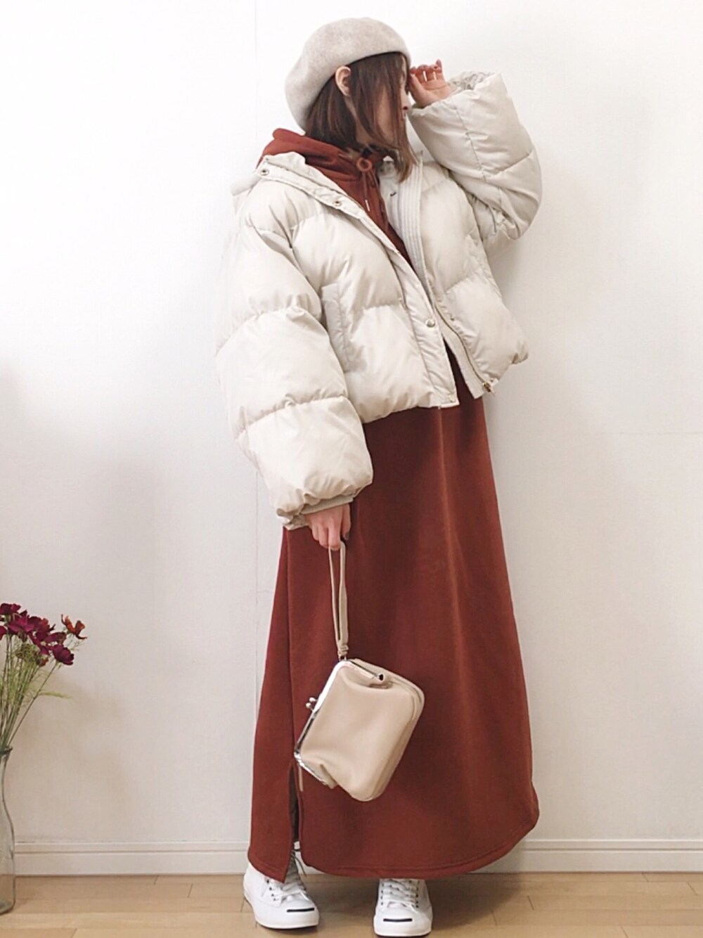 「PR、sugarbisket、シュガービスケット、パーカーワンピース、Vannie U、ダウンジャケット、polcadot、ベレー帽、BISOU、がま口バッグ」｜「SUGAR BISKETの裏起毛フードパーカー（ワンピース、ブラウン系）」を使った、mikaさん（レディース・155cm）の冬コーディネートの1枚目の写真