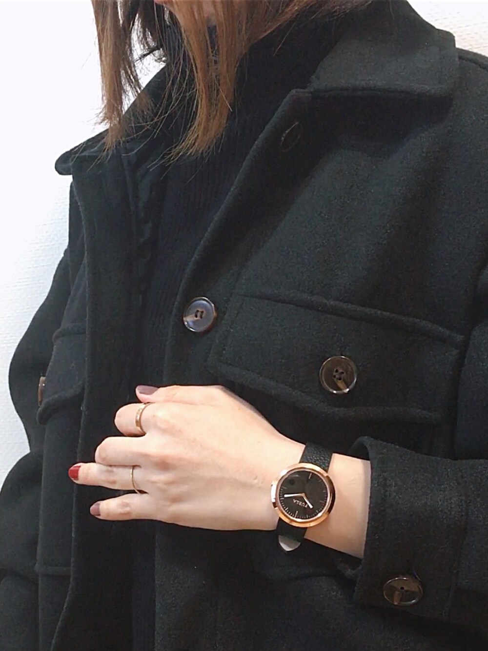 ブラック系のカバーオール、ブラック系のニット/セーター、その他のその他を着用したレディースの冬コーディネートの1枚目の写真