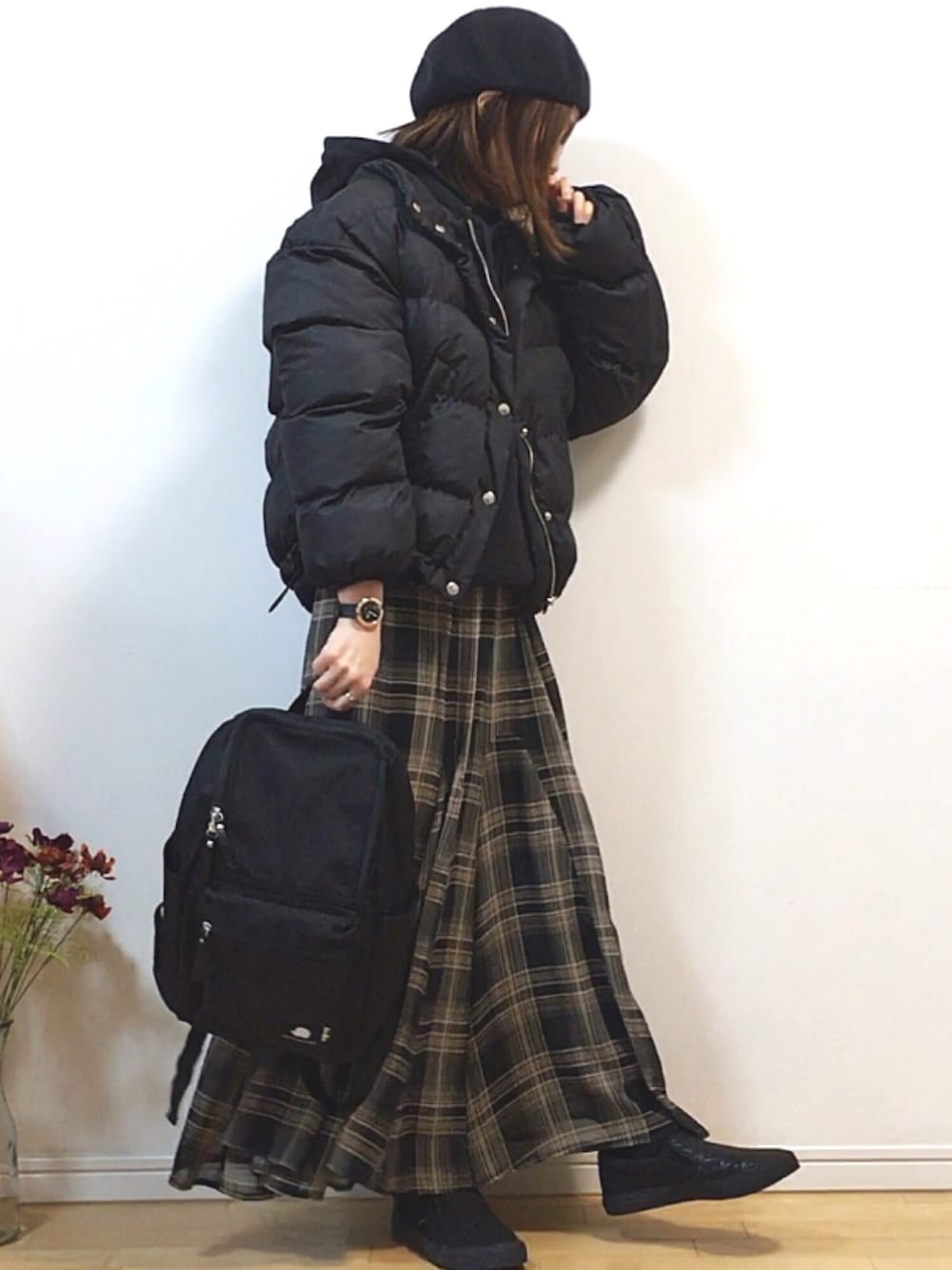 「auntmarie's 、ダウンジャケット、INTERFACTORY、フレアスカート、themorningafter2015、リュック、furla、guess、スリッポン」｜「Aunt Marie'sのAUNT MARIE'S ショートファイバーダウン（ダウンジャケット/コート、ブラック系）」を使った、mikaさん（レディース・155cm）の冬コーディネートの1枚目の写真