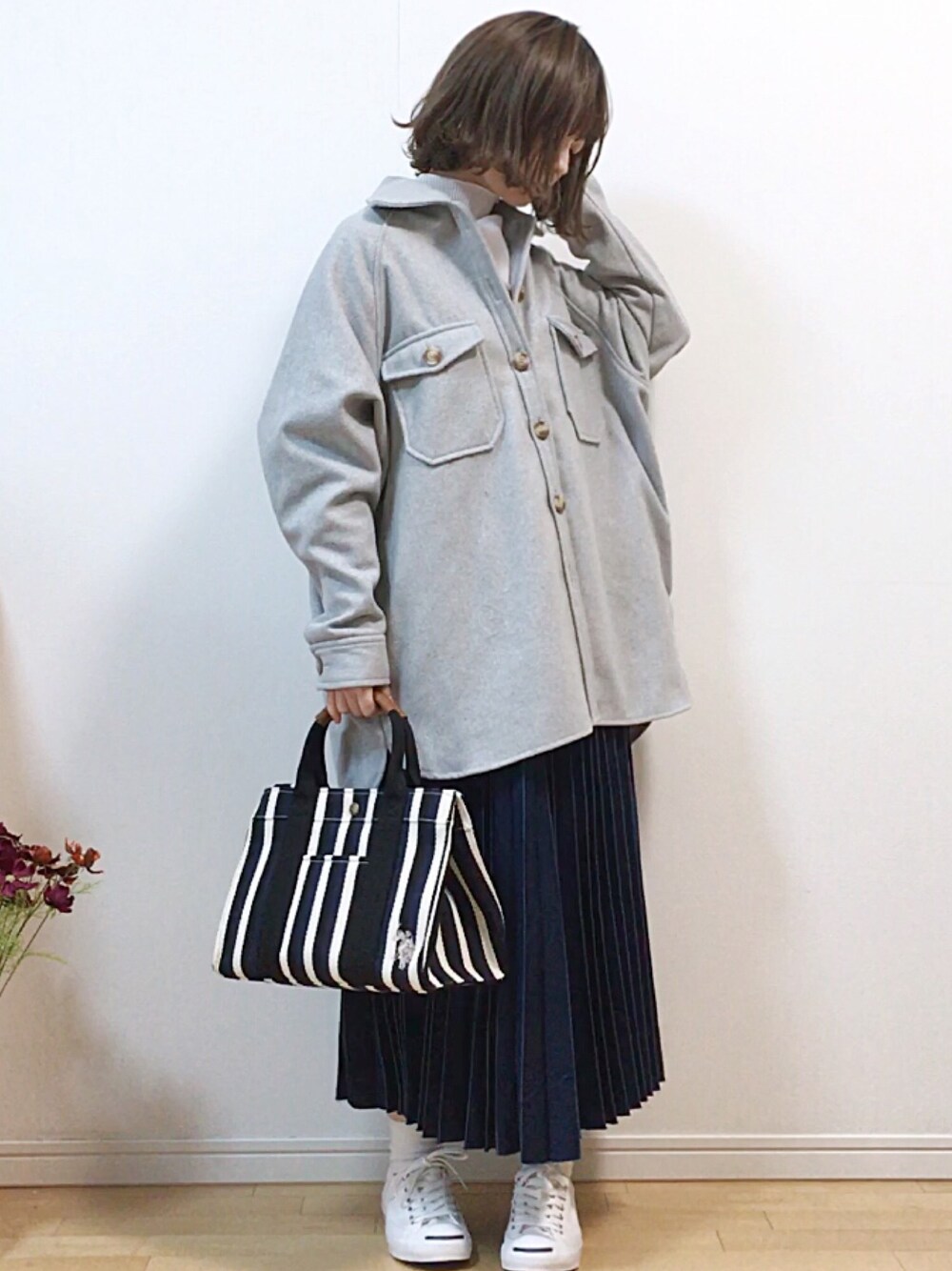 「PR、INTERFACTORY、CPOジャケット、ne-net、プリーツスカート、lineastoria、ウィッグ、U.S.POLO ASSN.、トートバッグ、ジャックパーセル」｜「INTER FACTORYのINTER FACTORY　CPOシャツジャケット（その他アウター、グレー系）」を使った、mikaさん（レディース・155cm）の冬コーディネートの1枚目の写真
