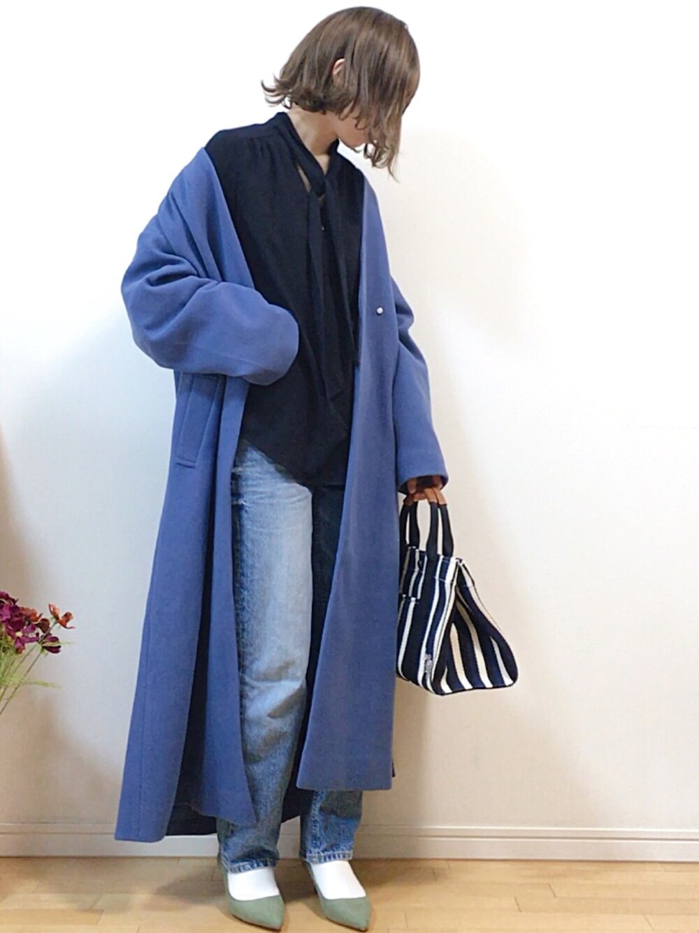 「PR、auntmarie's 、ノーカラーコート、U.S.POLO ASSN.、トートバッグ、SENSEOFPLACE、カラーパンプス、lineastoria、ウィッグ、ボウタイ」｜「Aunt Marie'sのAUNT MARIE'S ノーカラーメルトンコート（ノーカラーコート、ブルー系）」を使った、mikaさん（レディース・155cm）の冬コーディネートの1枚目の写真