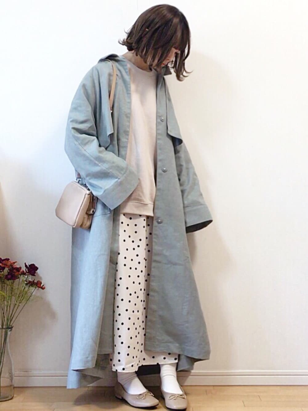 「PR、KBF、ロングコート、リネン、auntmarie's 、ボリューム袖、lineastoria、BISOU、バレエシューズ、水玉」｜「KBFのコットンリネンボリュームコート（ステンカラーコート、グリーン系）」を使った、mikaさん（レディース・155cm）の冬コーディネートの1枚目の写真