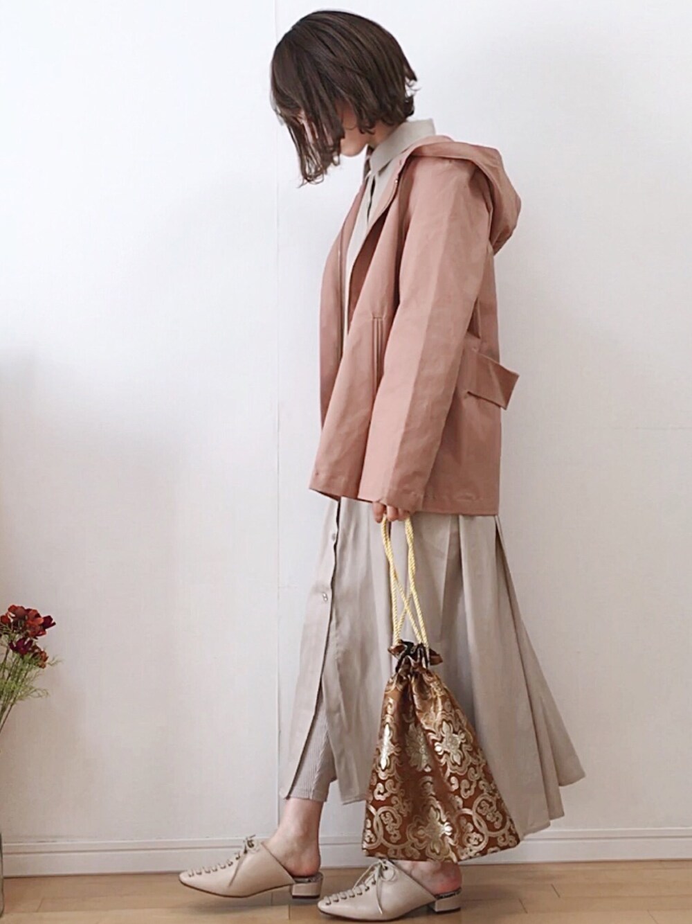 「URBAN RESEARCH DOORS、フードコート、vivian 、スリッパ、auntmarie's 、シャツワンピ、巾着バッグ、lineastoria、ウィッグ、春色」｜「URBAN RESEARCH DOORSのコットンフードショートコート（ブルゾン、ピンク系）」を使った、mikaさん（レディース・155cm）の冬コーディネートの1枚目の写真