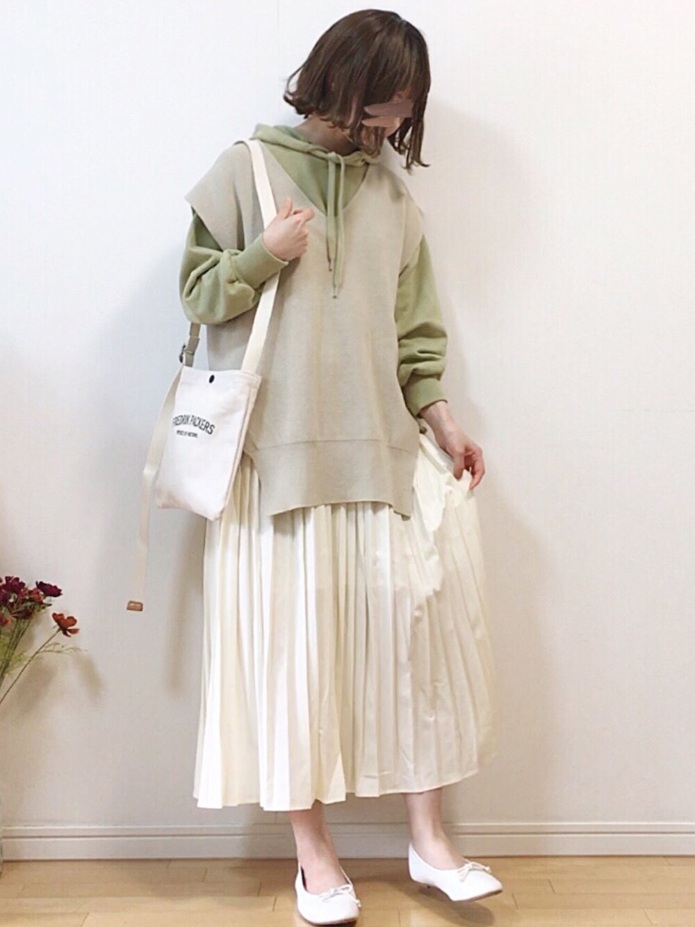 「chacocloset、プリーツスカート、白スカート、SENSEOFPLACE、ベスト、lineastoria、ウィッグ、バレエシューズ、レイヤードスタイル、春コーデ」｜「Chaco closetのアソートプリーツ Aライン ロングスカート[チェック/小花柄/ダルメシアン/コーデュロイ/無地]（スカート、ホワイト系）」を使った、mikaさん（レディース・155cm）の春コーディネートの1枚目の写真