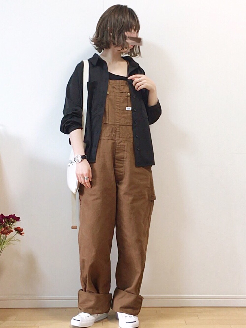 「PR、AmbreNeige、スキッパーシャツ、LEE、オーバーオール、KERBHOLZ、lineastoria、ジャックパーセル、メンズライク、部屋撮り」｜「Ambre Neigeのポンチスキッパーシャツ／セットアップ対応 【WEB/EC限定商品】（シャツ/ブラウス、ブラック系）」を使った、mikaさん（レディース・155cm）の春コーディネートの1枚目の写真