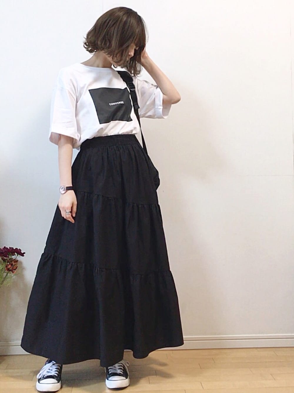 「PR、chacocloset、converse、Tシャツ、auntmarie's 、ティアードスカート、lineastoria、kipling、おうちファッション、モノトーン」｜「CONVERSEのCONVERSE/コンバース Chaco closet別注 センターボックスロゴ オーバーサイズカットソー（Tシャツ/カットソー、ホワイト系）」を使った、mikaさん（レディース・155cm）の春コーディネートの1枚目の写真