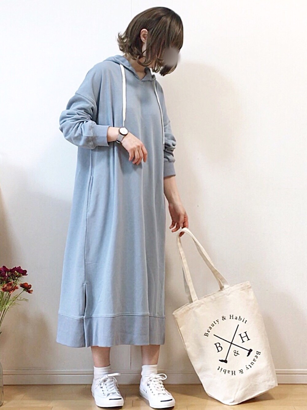 「PR、Happy John、パーカーワンピース、beauty&habit、lineastoria、トートバッグ、ウィッグ、KERBHOLZ、腕時計、休日スタイル」｜「Happy Johnのフードロングワンピース（ワンピース、ブルー系）」を使った、mikaさん（レディース・155cm）の春コーディネートの1枚目の写真