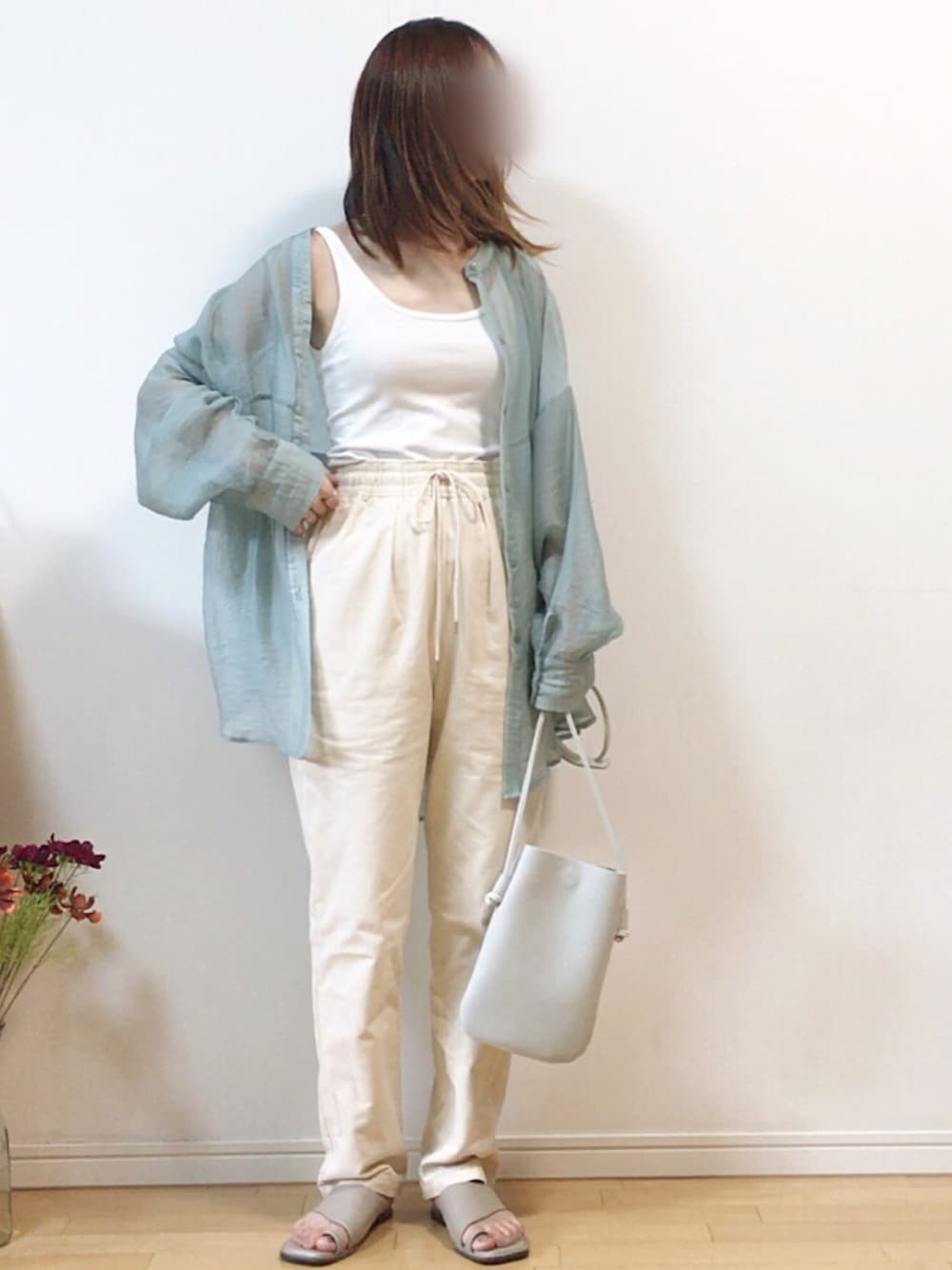 「PR、chacocloset、シェフパンツ、auntie rosa holiday、シアーシャツ、ショルダーバッグ、SENSEOFPLACE、サンダル、GU、低身長」｜「Chaco closetの美テーパードスリムタックシェフパンツ/CHEF PANT[ツイル/デニム/チェック/レオパード/ヒッコリー]＜インフルエンサー限定コラボ＞（スラックス、ホワイト系）」を使った、mikaさん（レディース・155cm）の春コーディネートの1枚目の写真