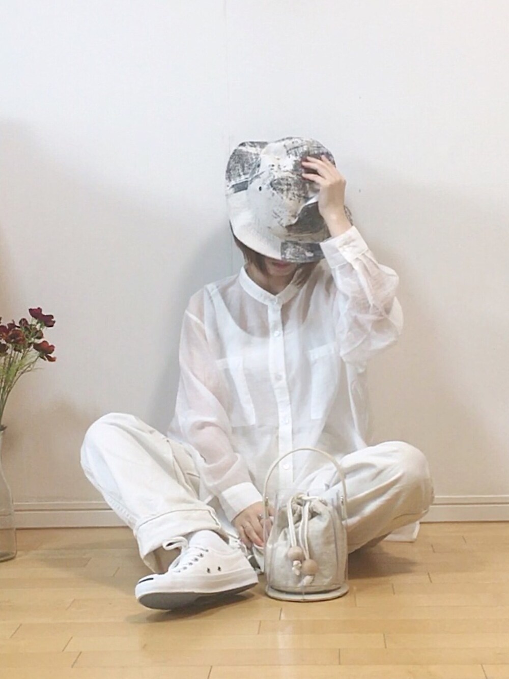 「PR、AmbreNeige、シアーシャツ、シースルートップス、白シャツ、SENSEOFPLACE、クリアバッグ、バケットハット、オールホワイト」｜「Ambre Neigeのシアーバンドカラーシャツ／【WEB/EC限定商品】（シャツ/ブラウス、ホワイト系）」を使った、mikaさん（レディース・155cm）の夏コーディネートの1枚目の写真