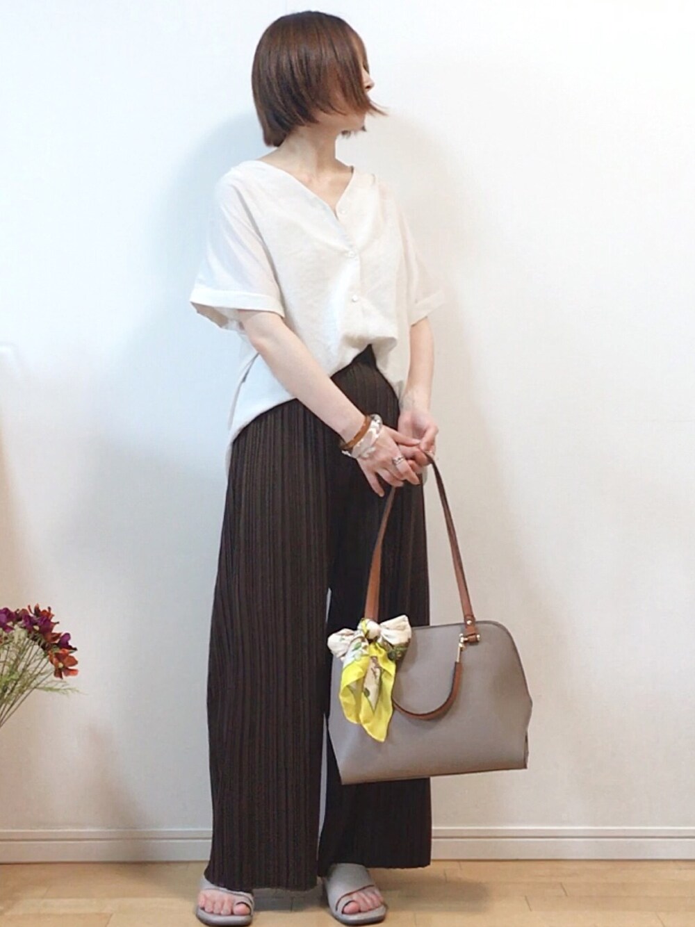 「PR、URBAN RESEARCH、半袖シャツ、プリーツパンツ、RODE SKO、ハンドバッグ、SENSEOFPLACE、サンダル、低身長、大人カジュアル」｜「URBAN RESEARCHのエアリーブロード半袖シャツ（シャツ/ブラウス、ホワイト系）」を使った、mikaさん（レディース・155cm）の夏コーディネートの1枚目の写真