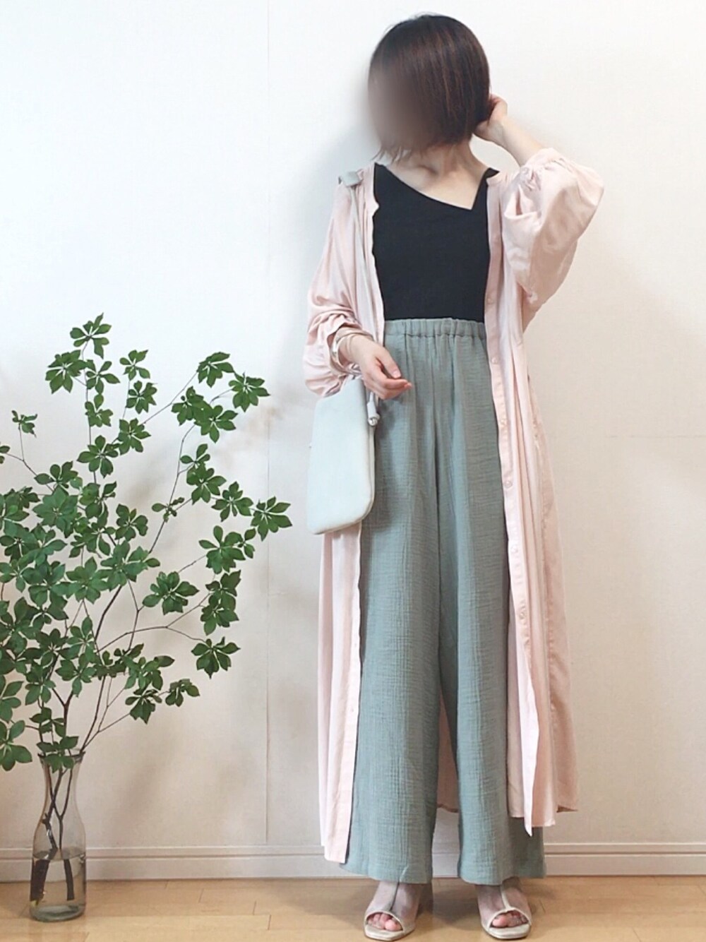 「PR、シャツワンピ、ガウンワンピース、ワイドパンツ、サンダル、ショルダーバッグ、シアー、シースルー、くすみカラー、大人カジュアル」｜「Happy Johnのバックリボンロングシャツワンピース（シャツワンピース、ホワイト系）」を使った、mikaさん（レディース・155cm）の夏コーディネートの1枚目の写真